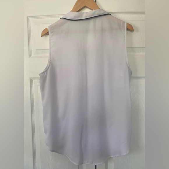 Liz Claiborne Women’s Sleeveless White Blouse With Black Trim Size L - Picture 2 of 3